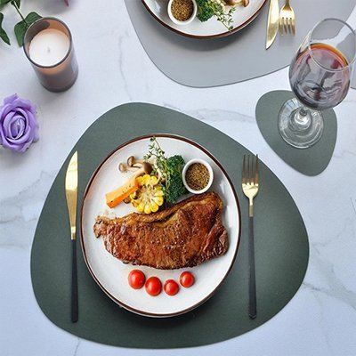 Set de table décoratif vert et gris pour une table moderne et épurée.