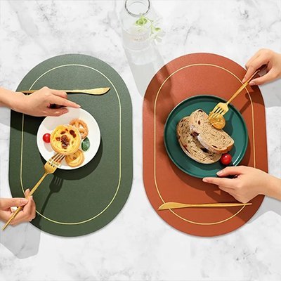 Set de table design multicolore mettant en valeur une table dressée avec fruits et pâtisseries.