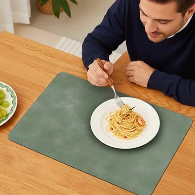 Set de table élégant offrant une finition soignée et contemporaine.