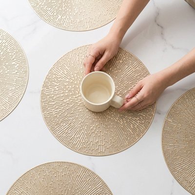 Set de table élégant pour préparer un dressage soigné avant le repas.