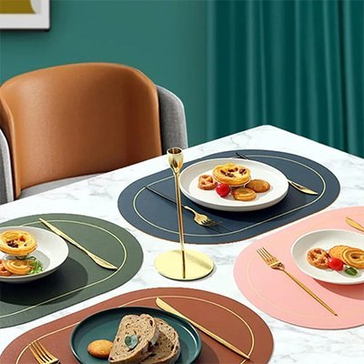 Set de table élégant vert, bleu, jaune et brun utilisé pour une présentation de table raffinée.