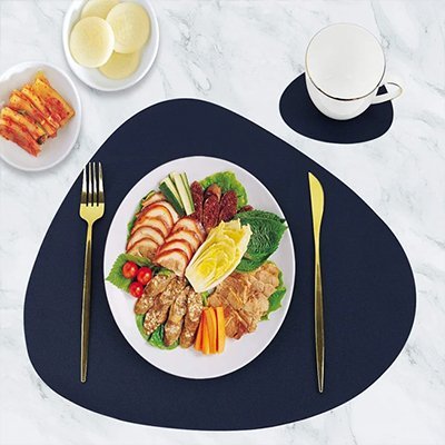 Set de table en forme organique utilisé pour une présentation de repas minimaliste