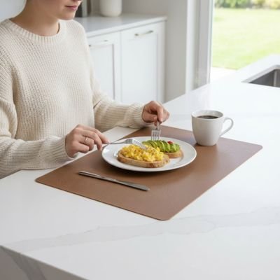 Set de table en vinyle noir supportant une assiette de repas matinal.