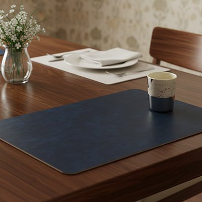 Set de table haut de gamme au design épuré pour table en bois moderne.