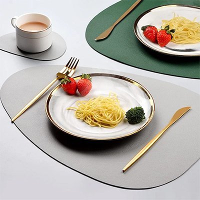 Set de table moderne vert et gris sous des assiettes de pâtes et légumes