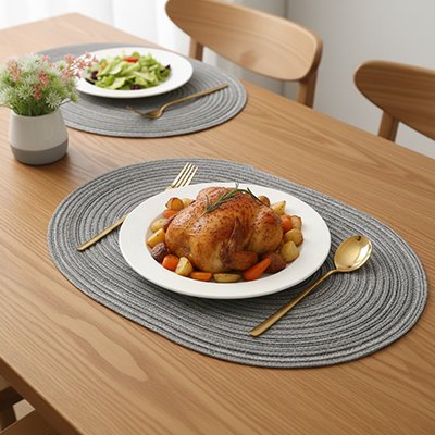 Set de table ovale accueillant un plat de poulet  et un plat de légumes 