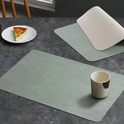 Set de table rectangulaire moderne posé sous une assiette et une tasse.