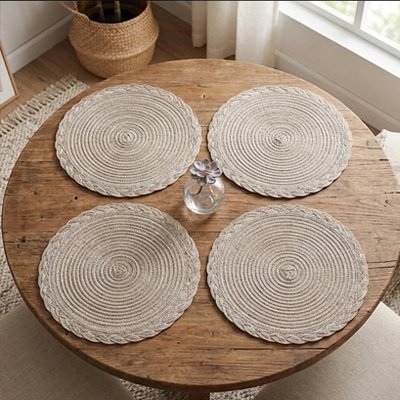 Set de table rond utilisé pour dresser une table chaleureuse.