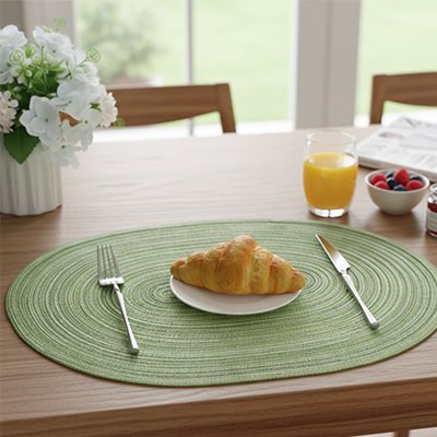 Set de table rond utilisé pour servir un croissant au petit‑déjeuner.
