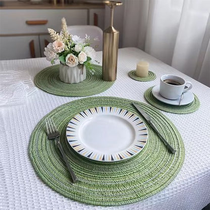 Set de table rond vert placé sous une assiette blanche.