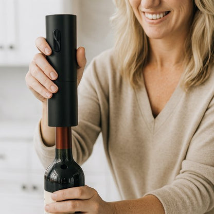Tire bouchon électrique extrayant un bouchon de liège d’une bouteille de vin rouge. 