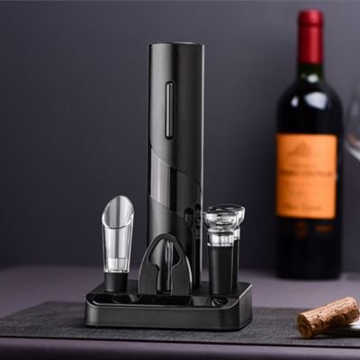 tire-bouchon-electrique_place_devant_une_bouteille_de_vin_rouge_avec_un_bouchon_a_cote