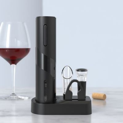 tire-bouchon-electrique_pose_aupres_d_verre_de_vin_rouge