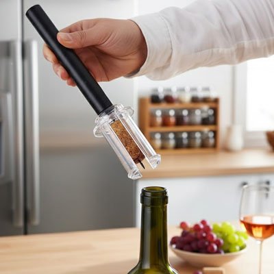 Tire bouchon moderne retirant un bouchon de bouteille de vin sur un plan de travail.
