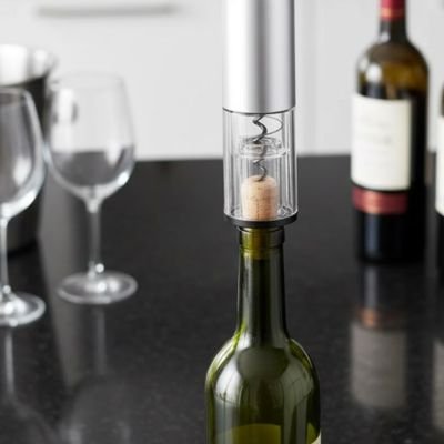 Tire‑bouchon électrique automatique retirant un bouchon de vin sans effort.