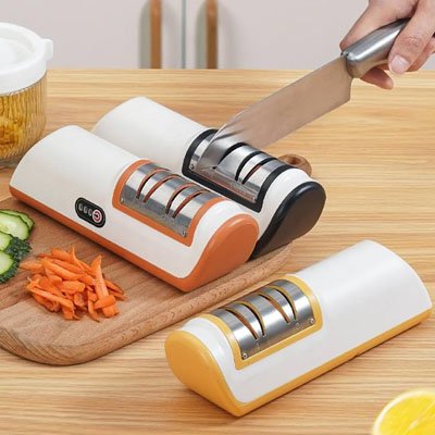 trois-Aiguiseur-couteau-electrique-sur-une-table