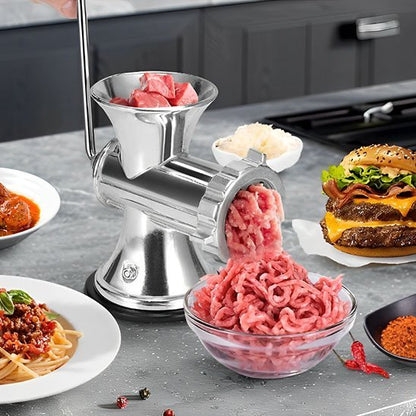 un-Hachoir-a-viande-en-acier-inoxydable-avec-des-accessoires-de-cuisine 