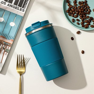 un-Mug-isotherme-place-sur-une-table 