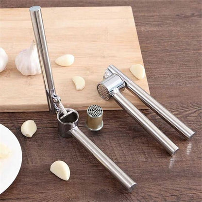 un-Presse-ail-pose-sur-une-table-de-cuisine-pres-des-gousse-d-ails 