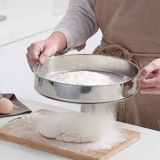 un_chef_entrain_d-utiliser_un_tamis