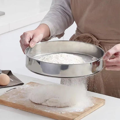 un_chef_entrain_d-utiliser_un_tamis