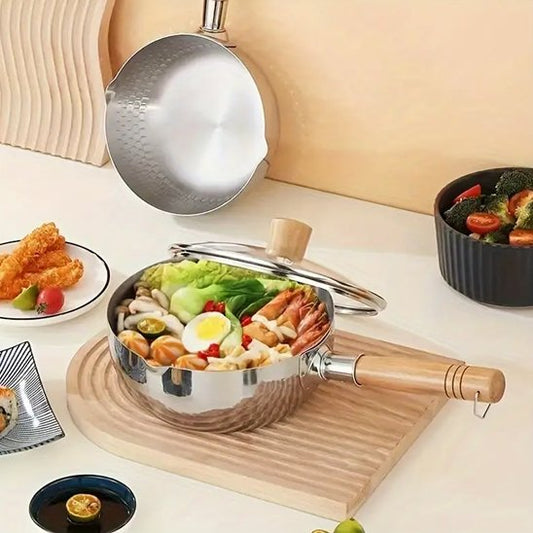 une-casserole-inox-plein-de-legume-pose-sur-une-plancher-a-decouper