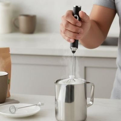 une-femme-entrain_d_utiliser_un_mousseur-a-lait