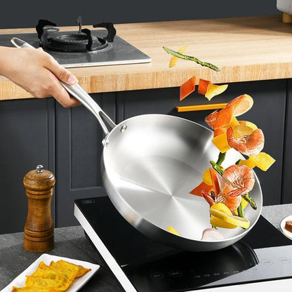 une-femme-entrain-de-faire-le-repas-dans-une-Poele-inox