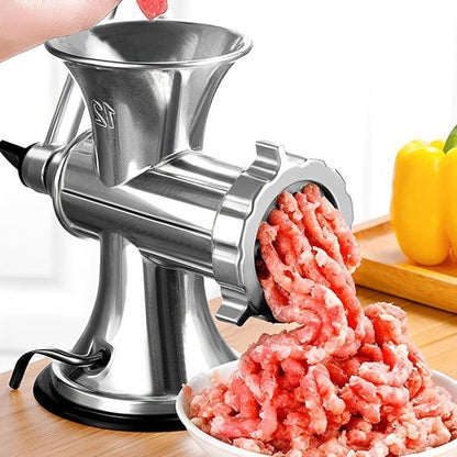 une-femme-utilisant-un-Hachoir-a-viande 