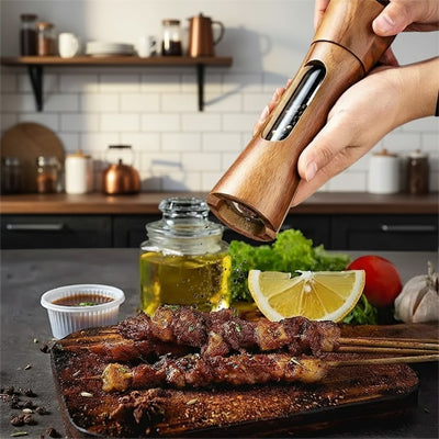 une_femme_soupoudrant_du_poivre_moulu_sur_des_brochettes_de_viande_avec_un_moulin_a_poivre